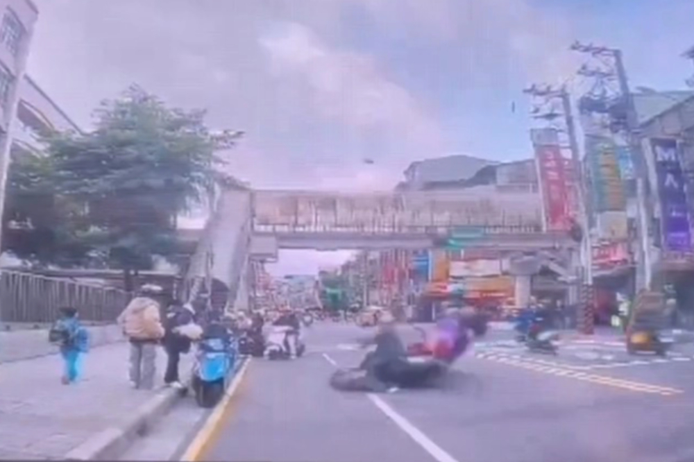 家長騎車載小孩雙黃線直接迴轉　直行騎士「高速直擊」驚悚畫面曝光 