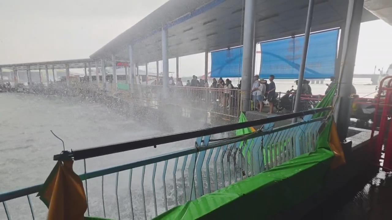 年度大潮又來了! 屏東東琉線"水位暴漲" 遊客爬梯登船