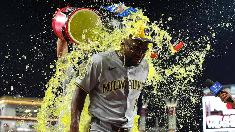 MLB(影)／可以乾杯了！釀酒人延長賽致勝轟創「14連勝隊史新紀錄」