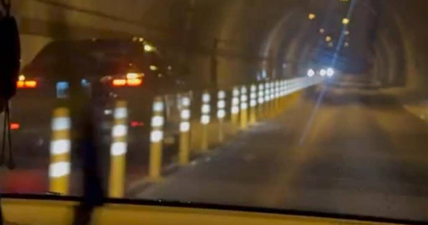 宜蘭新澳隧道驚現「逆向頂尖對決」! 黑車誤闖調撥道疾駛 對向來車看傻