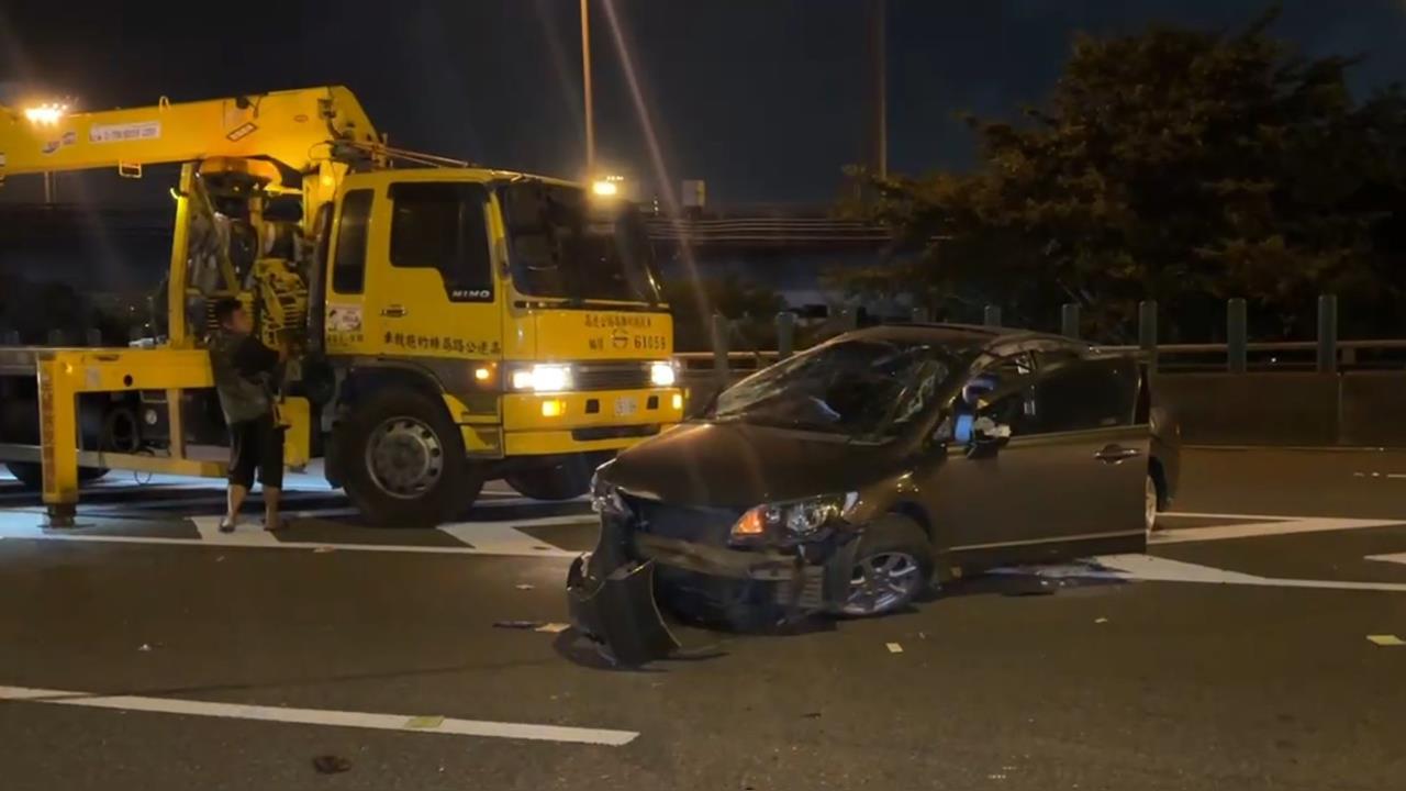 快新聞／好衰！國十匝道出現鐵管　小客車輾過「四輪朝天」翻車