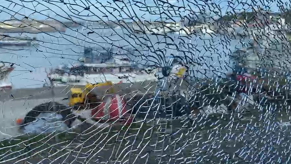 快新聞／基隆海科館窗戶玻璃驚見「蜘蛛網狀碎裂」 疑遭彈弓鋼珠射擊