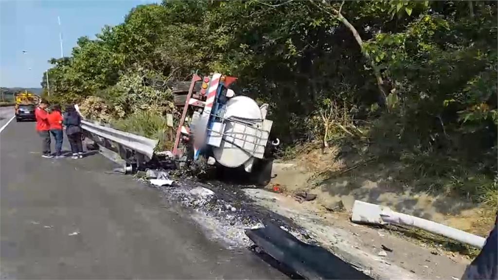 精神不濟撞護欄！國3硫酸車翻覆駕駛輕傷