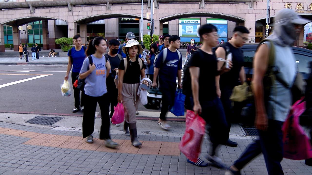 車隊「免費小黃」載鏟子超人！　這位超偶歌手也來救災