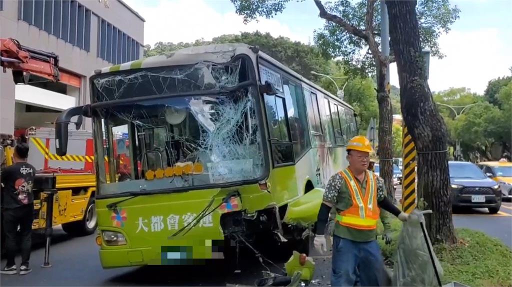 快新聞／台北公車衝上分隔島釀6傷！ 　大都會客運：皆奉上壓驚紅包3千元