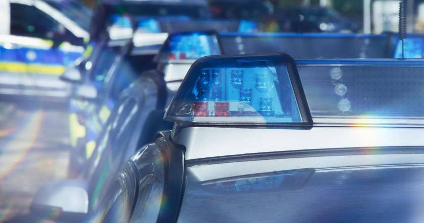 男高中生突遭8警車包圍上銬逮捕 只因AI搞烏龍!餅乾袋變手槍