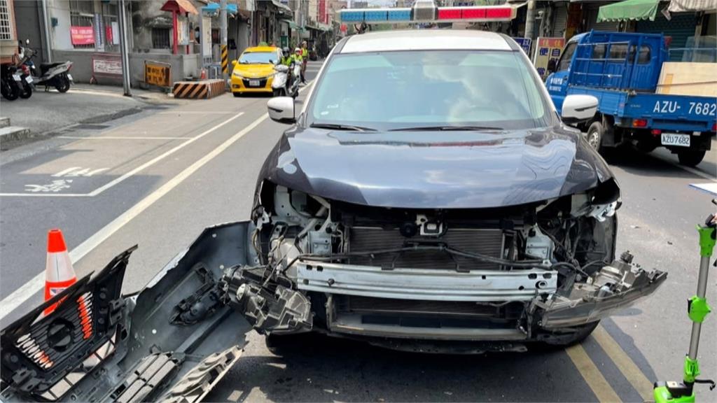 通緝女車門「夾垃圾」被盯上　拒檢猛踩油門衝撞警車