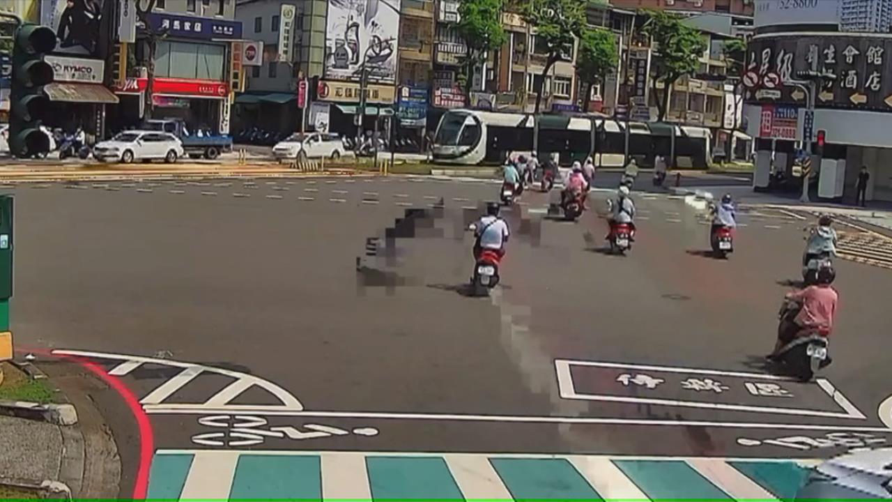 高雄輕軌開一半突關冷氣還倒退嚕！　乘客：回上一站充電？