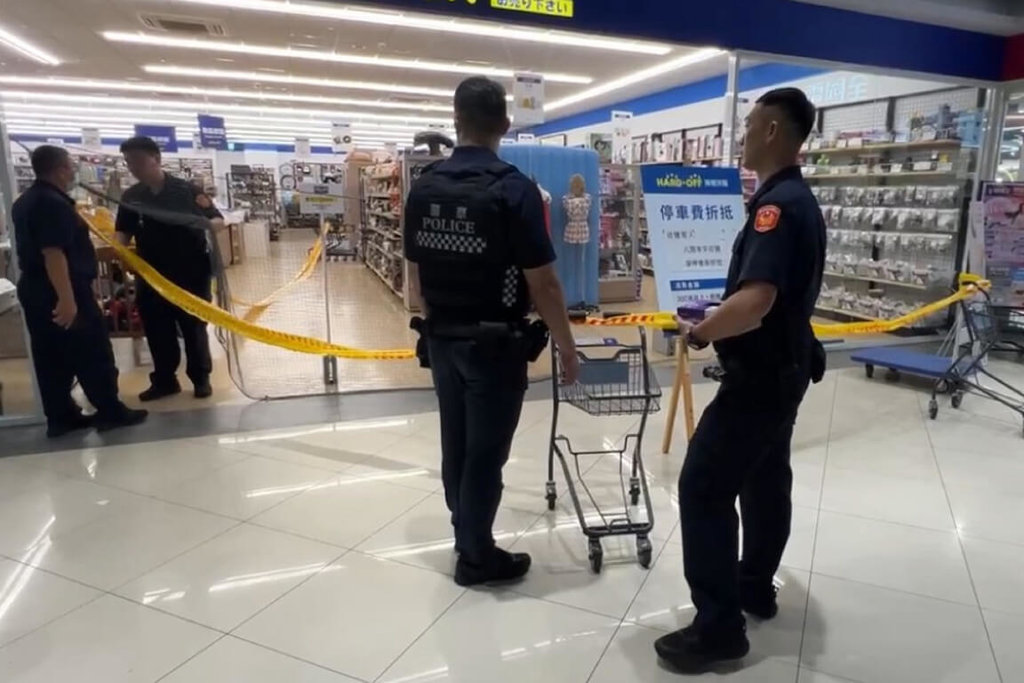 台南男持刀揮舞疑遭警槍走火擊中 命危送醫搶救