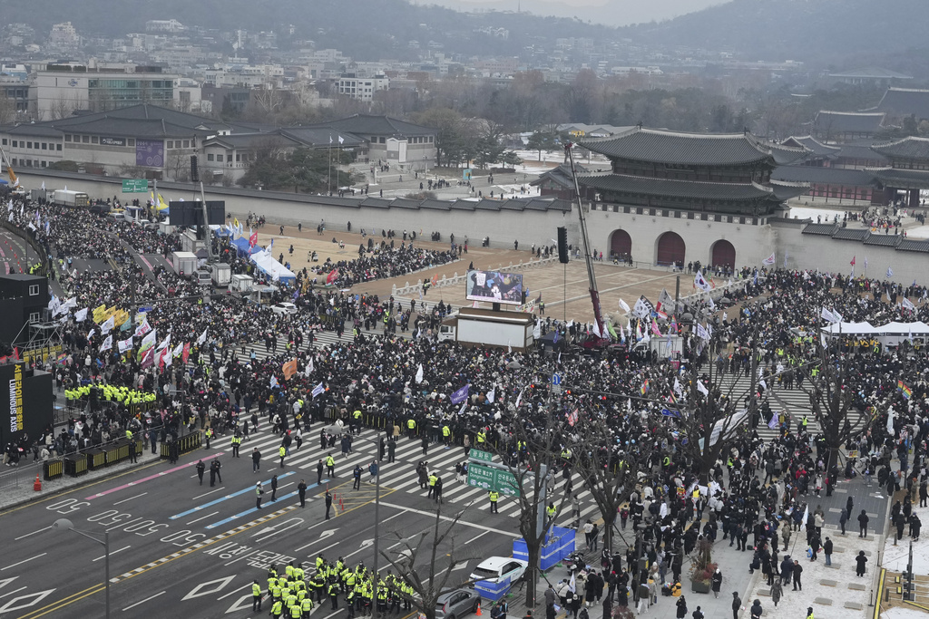 快新聞／首爾數萬人再上街頭　挺尹、反尹派隔空互嗆