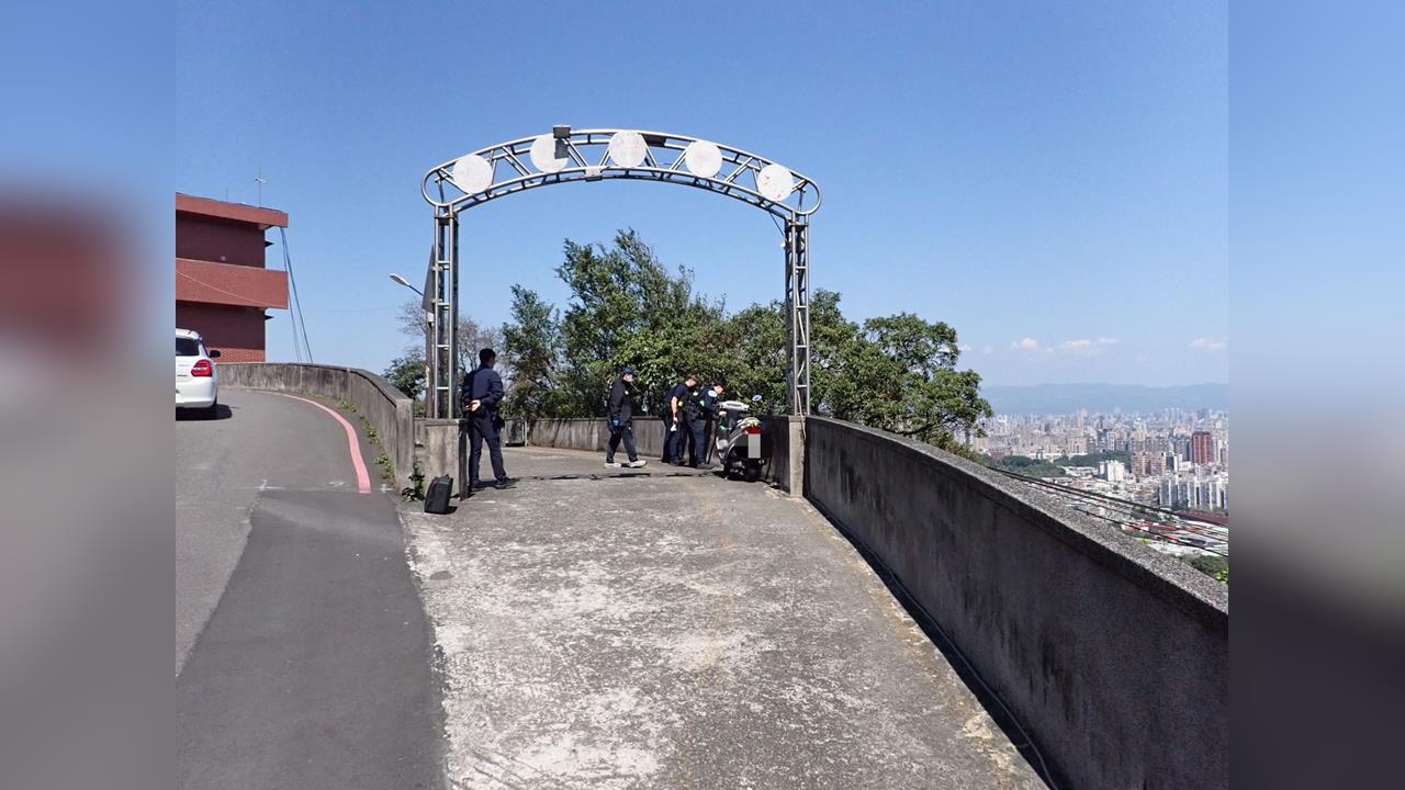 快新聞/新北烘爐地出事了!8旬翁墜4層樓邊坡 倒臥車道亡