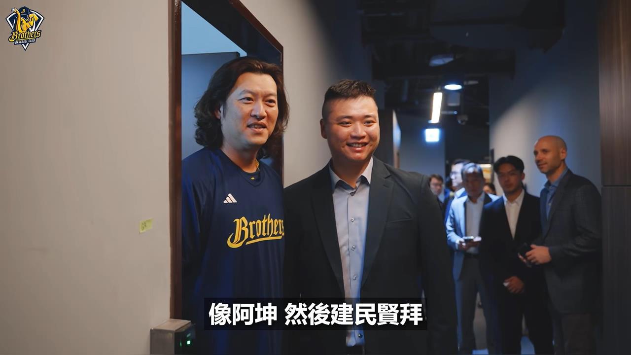 中職(影)／第一次進大巨蛋內部就獻給中信兄弟！鄧愷威、王建民「強投合照」掀話題
