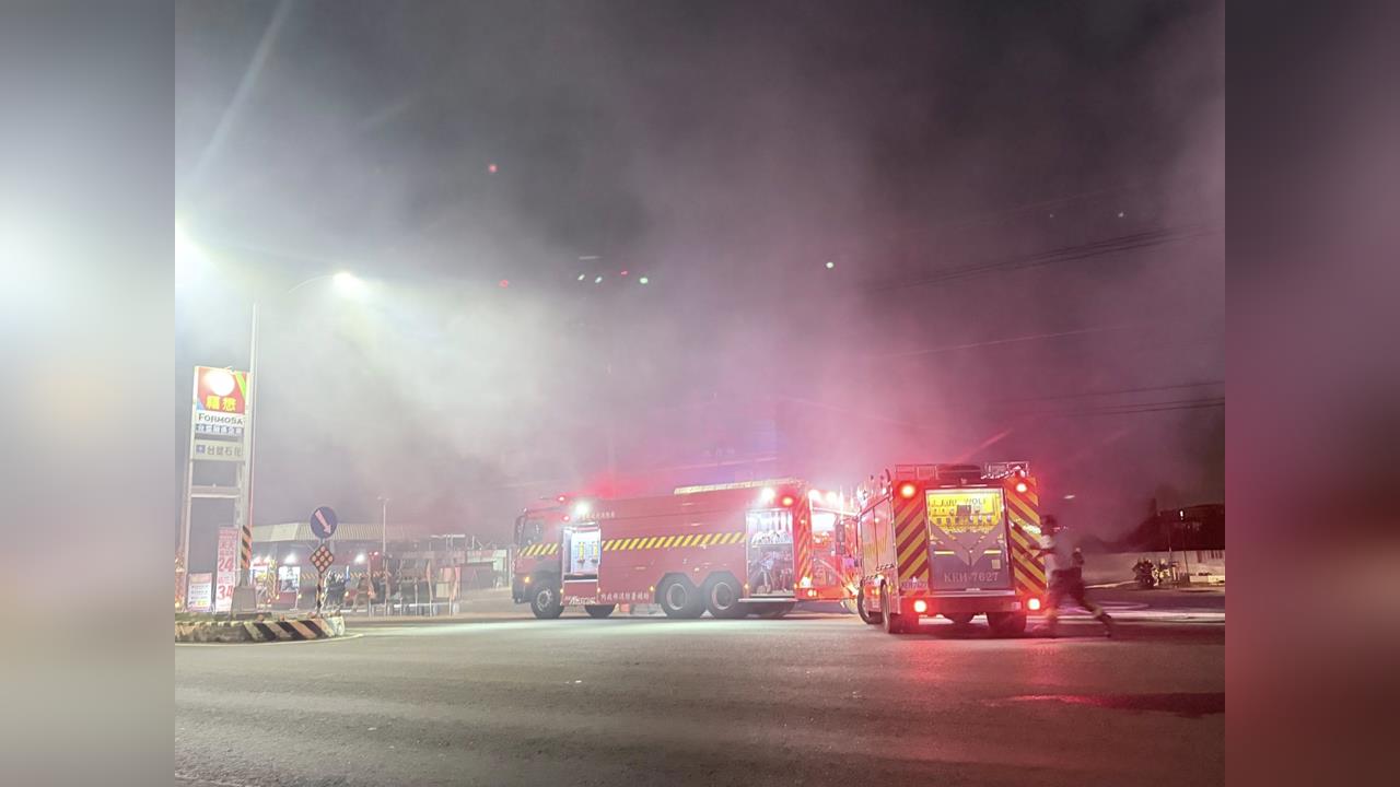 最新／屏東萬丹加油站發生火警　濃煙密布消防灌救中