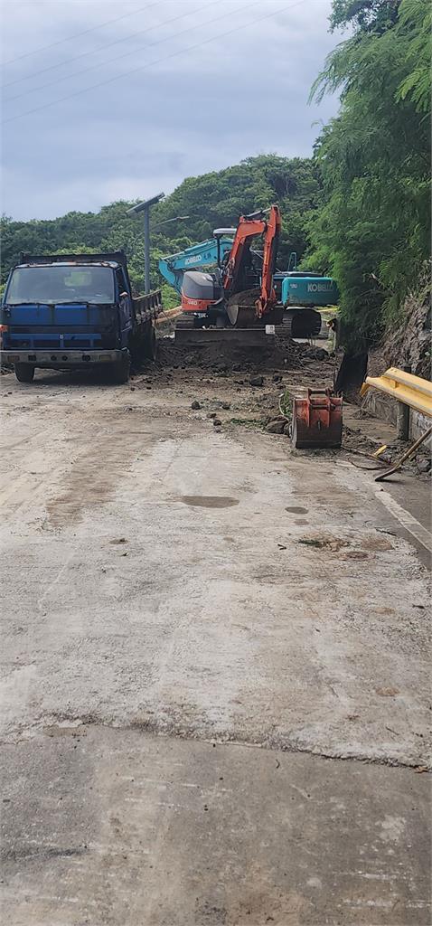 桃園豪雨「炸」路面！　污水暴衝　蘆竹馬路破大洞
