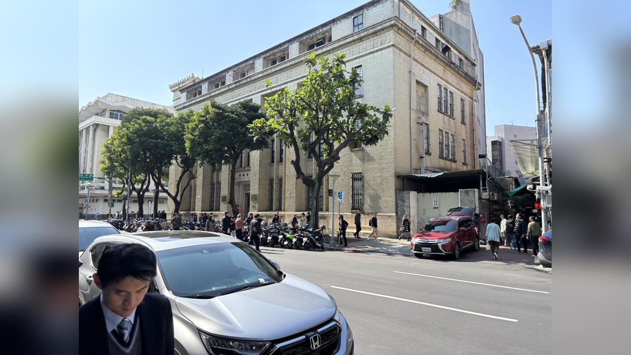 獨家／博愛特區緊張！總統府旁民眾持刀與警對峙　已遭制伏帶回