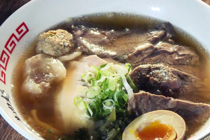 牛肉麵融入拉麵元素 雞骨高湯清爽甘甜
