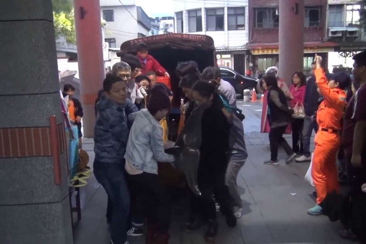 拯救擱淺抹香鯨 小學變身臨時救護站