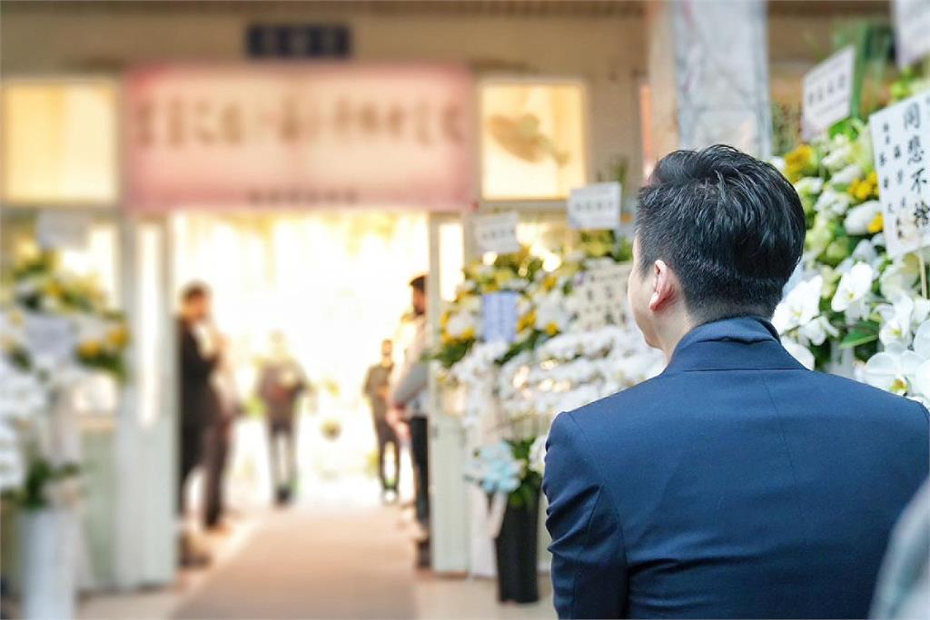 快新聞／新光三越氣爆罹難樓管是「方粉」　鄭朝方心痛送百合哀悼：1個月前才見面…