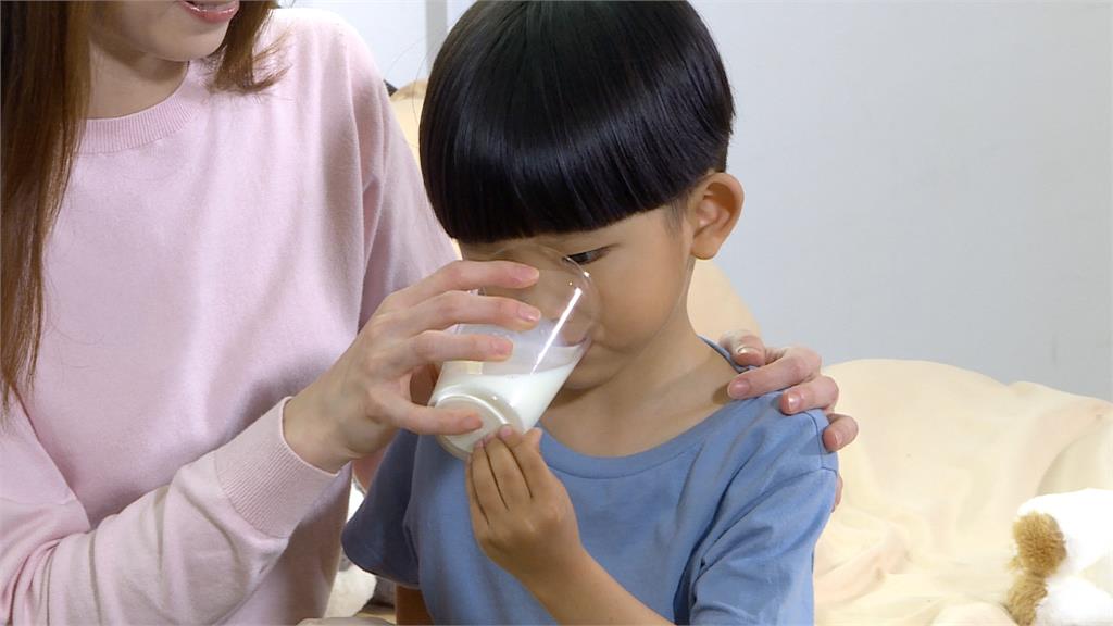 睡眠不足影響小孩成長　醫師建議睡前喝鮮奶