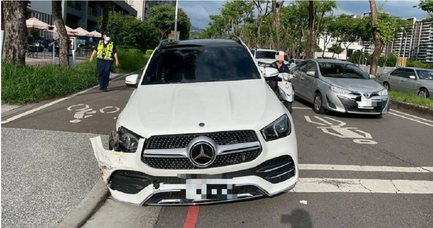台中51歲男租賓士車　酒駕「衝撞23車」整排倒光