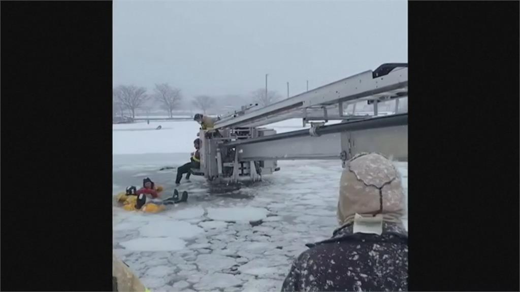 美康乃狄克州貨車墜結冰河水　消防員下水救兩受困者