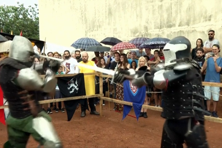 中古世紀騎士對戰 穿沉重金屬盔甲揮劍