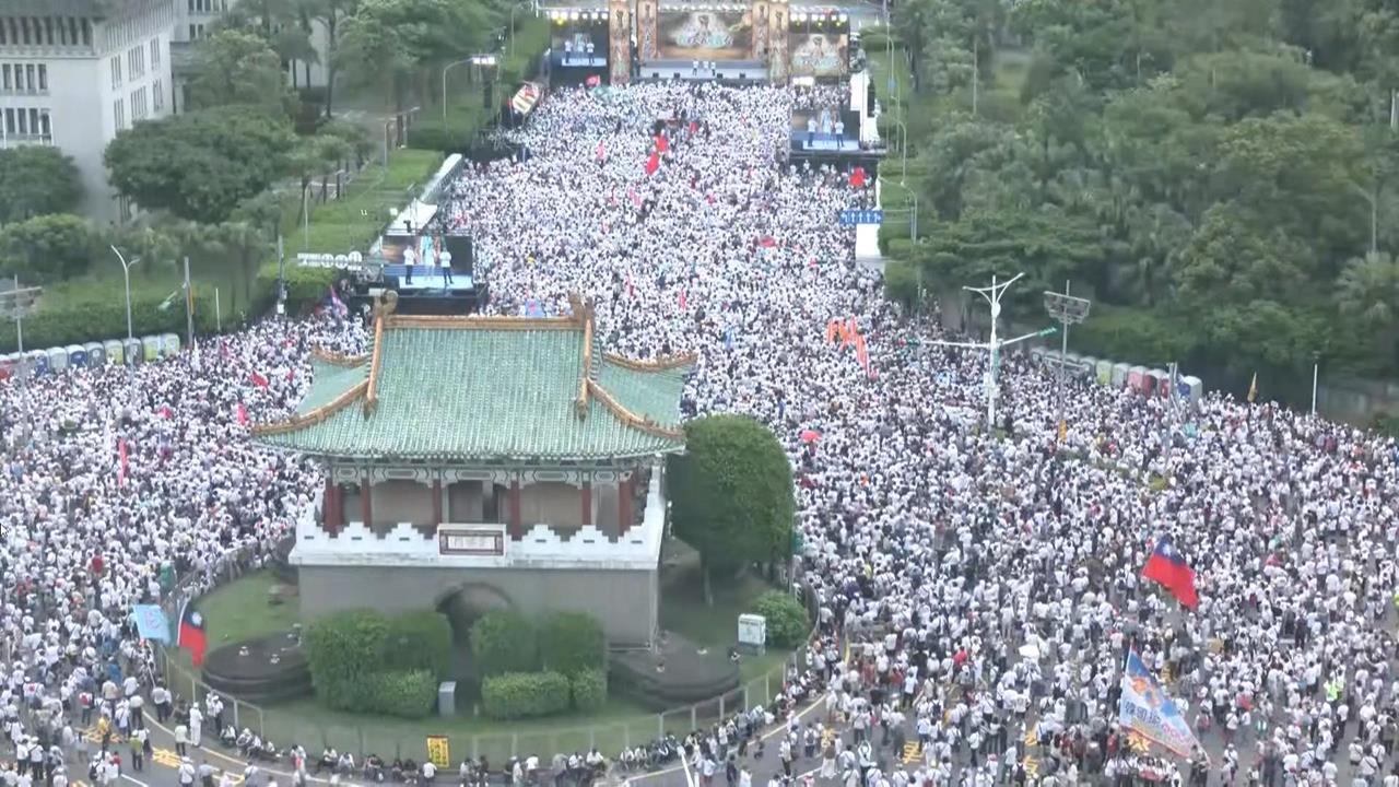 亂象一籮筐！傅崐萁喊100萬上凱道　鄭麗文演說：台下這舉動全曝光