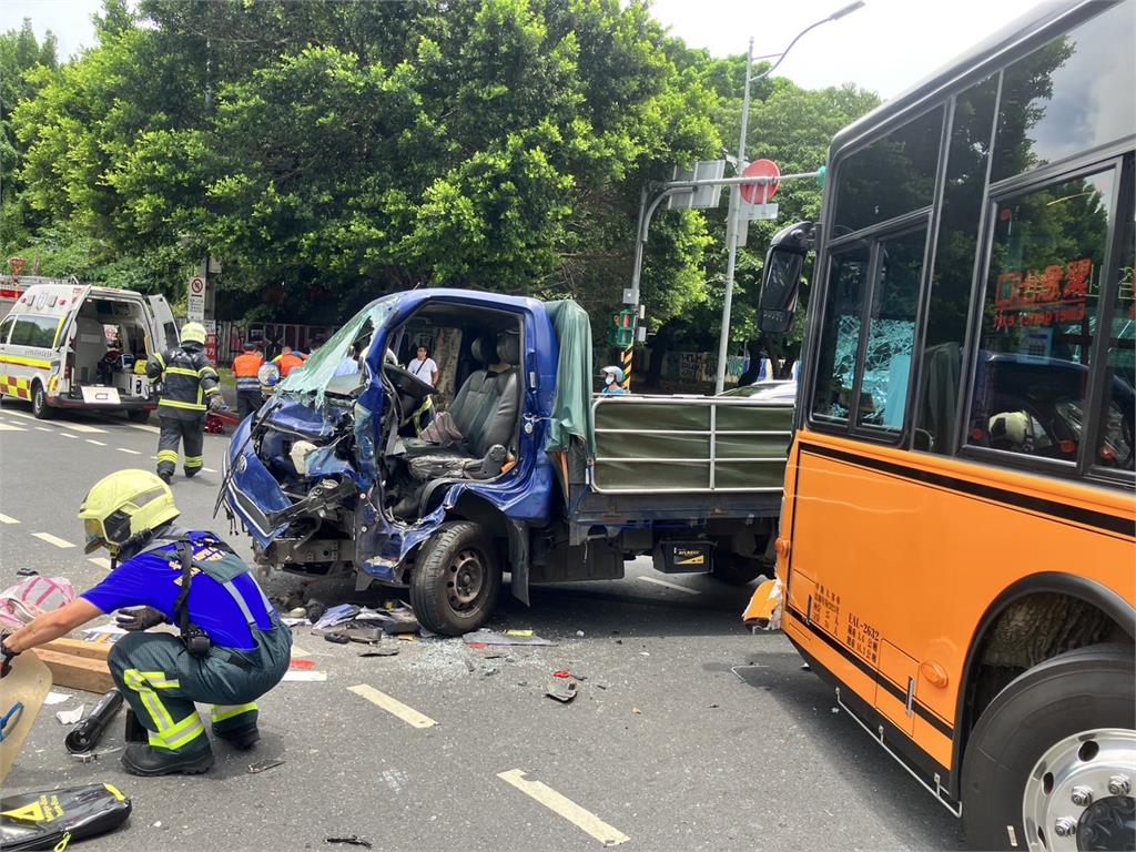 快新聞／嚇！北市公車轉彎「遭小貨車撞上」　駕駛雙腿骨折昏迷送醫