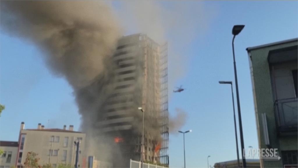 怵目驚心！義大利20層高大樓起火　一小時後全棟外牆被烈焰吞噬