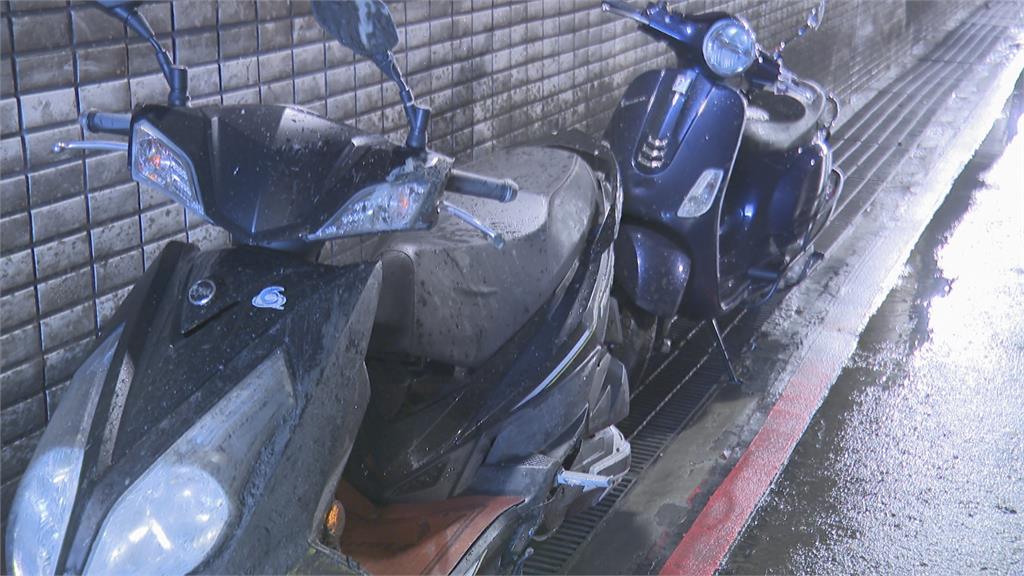 高雄前鎮地下道機車道淹水...淤泥未清　 連續這麼多輛機車「犁田」慘摔