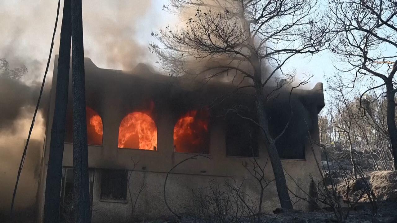 希臘雅典近郊度假勝地爆野火2死　逾500人乘船逃難