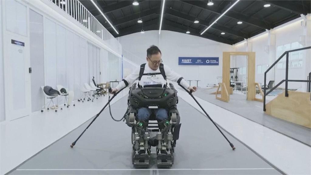 癱瘓者也能站起來！　南韓研發最新「穿戴式」機器人