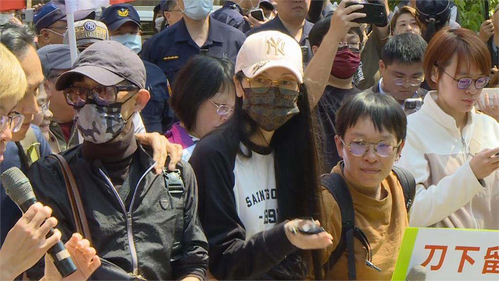 快新聞／亞亞喊「要清清白白的離開」！　今晚松機搭機前還要開記者會