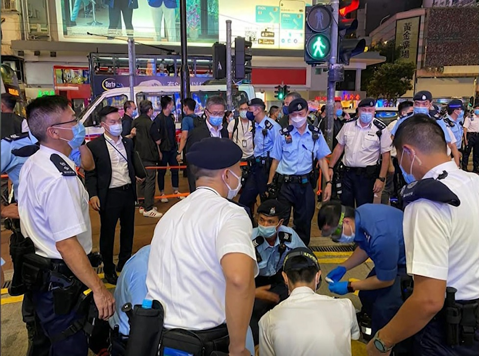 香港回歸日街頭濺血 男刺傷港警後當街輕生