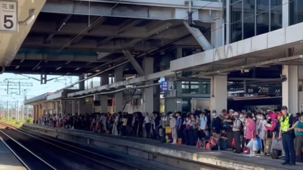 淤泥再厚也阻擋不了台灣人的善心！花蓮災區湧現大批「鏟子超人」感動畫面曝光