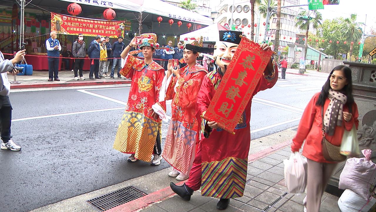 台北府城隍廟接眾神！　發金算盤吸引上千人排隊