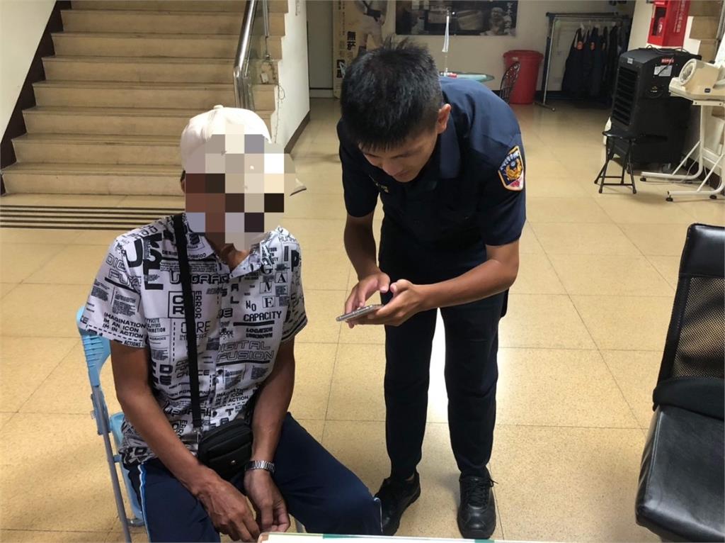 7旬翁凌晨獨自外出喊餓　龍警自掏腰包助果腹