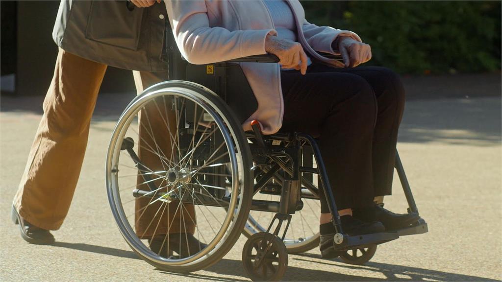 伴屍一年不接受事實!媽推女兒腐屍上街散步 鄰居嚇壞:狂做惡夢