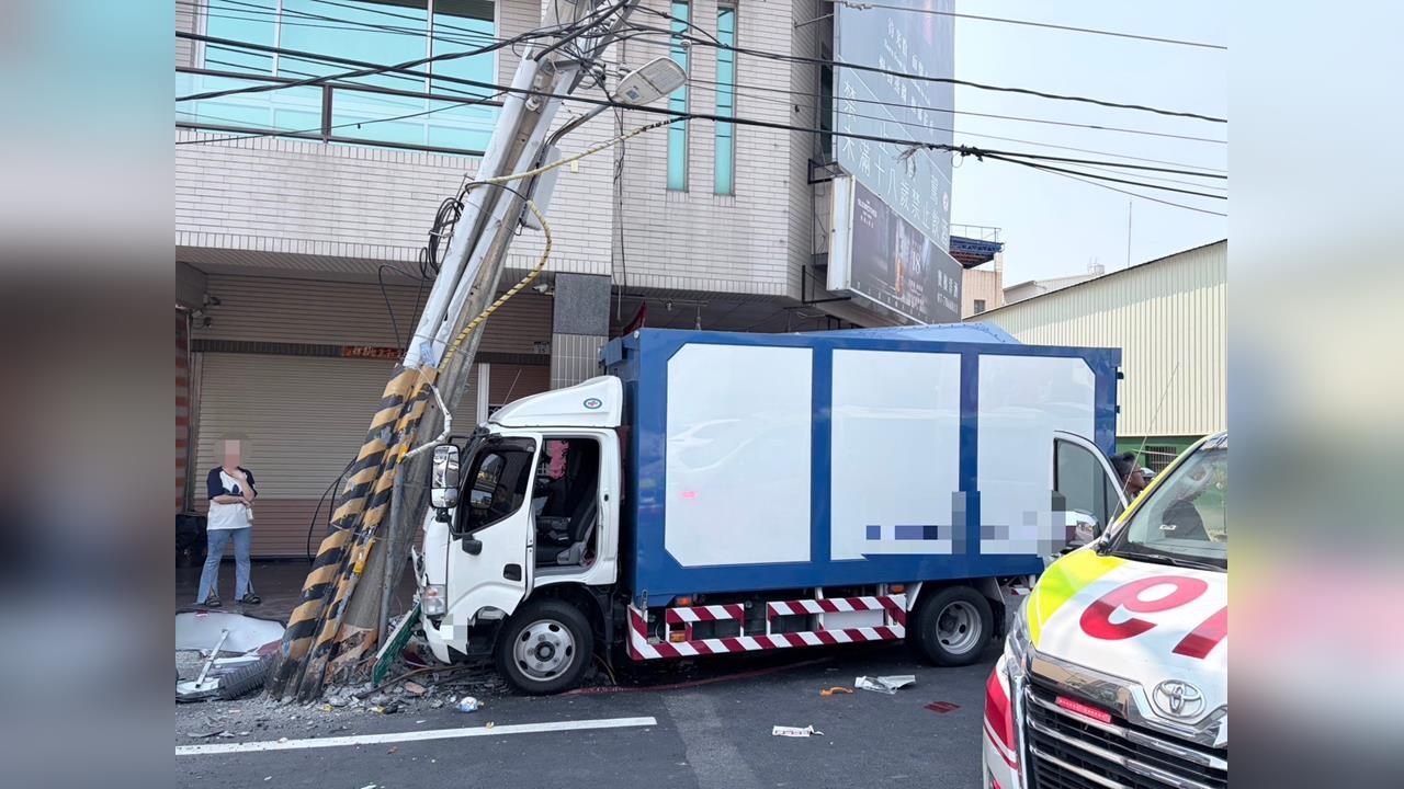 快新聞/高雄貨車撞電桿「害800戶停電」 台電急搶修:預計晚間8時恢復