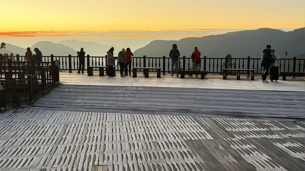 快新聞/一夜白頭!太平山未降雪「低溫結滿冰霜」 美景曝光了