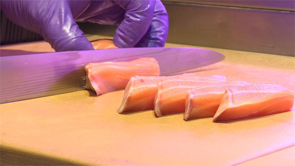 快新聞／不停賣了！爭鮮宣布12日起鮭魚商品不間斷供應