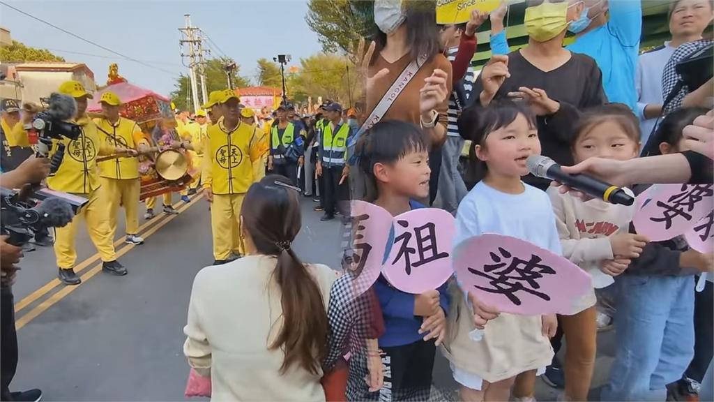 最萌搶轎！幼兒園小朋友路邊喊「媽祖我愛你」　粉紅超跑立即左轉賜福