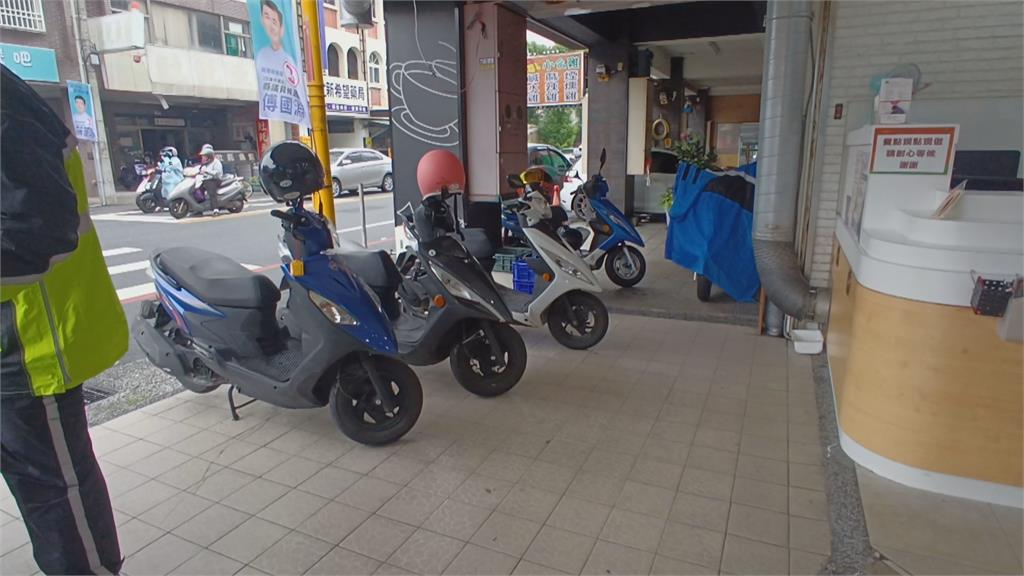 花蓮租車疑似不熟車輛操作　男衝進騎樓撞倒8機車糗了