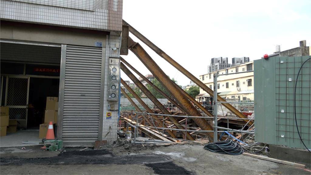 台中龍井工地施工害民宅傾斜　緊急出動鋼梁支撐、撤離住戶