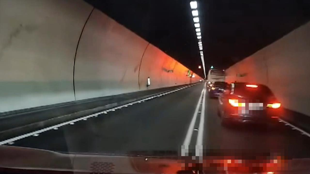 好險有左切！　後方大客車疑分心　駕駛載家人進雪隧險遭撞