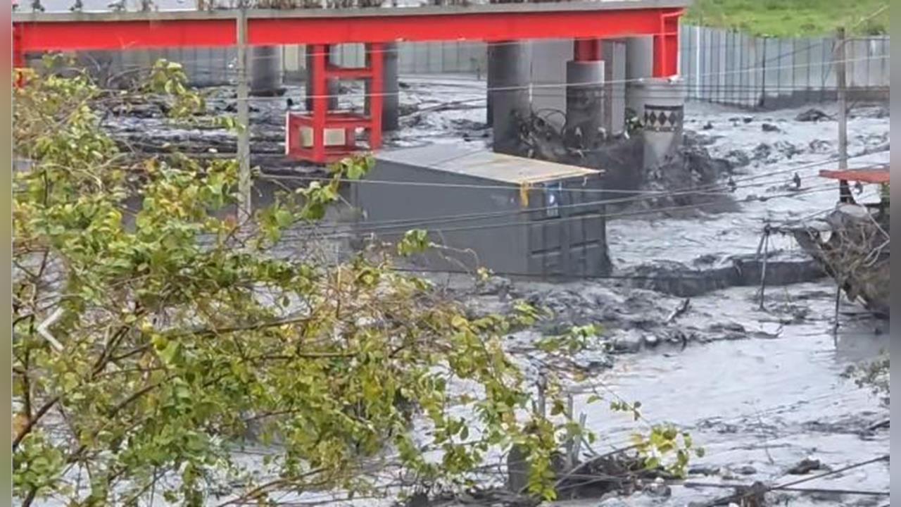 快新聞/花蓮馬太鞍溪又暴漲!洪水引巨型貨櫃衝撞民宅、電桿 驚悚畫面曝