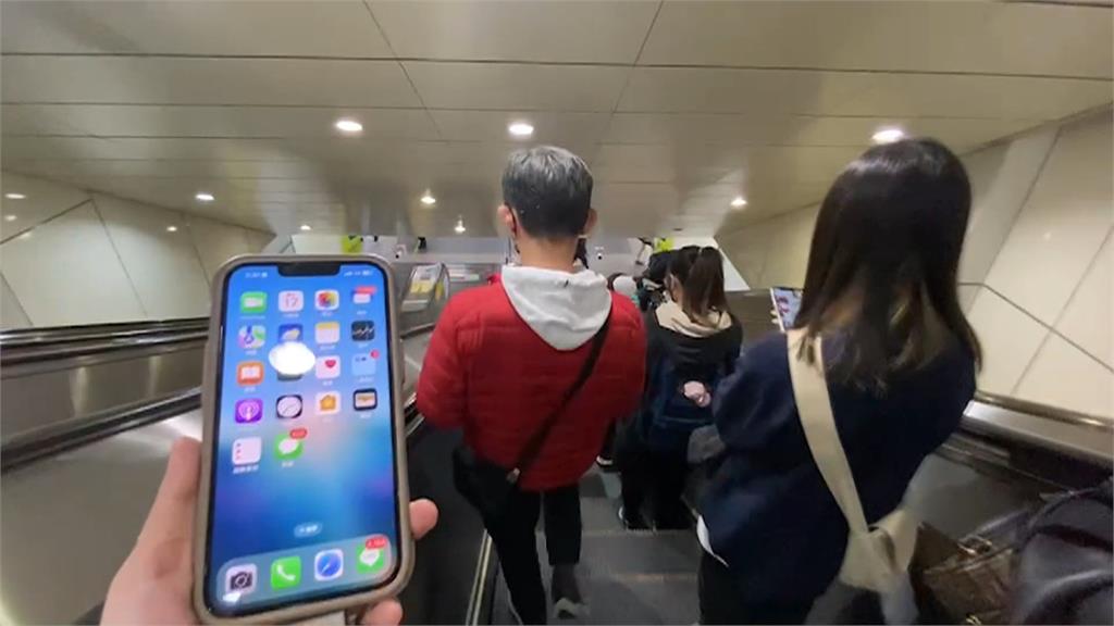 再看啊！　低頭族走路不看路　踩空或是慘摔