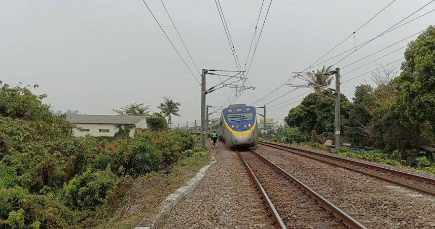 考題「趴鐵軌聽火車聲」引熱議　台鐵小編崩潰喊：千萬不要