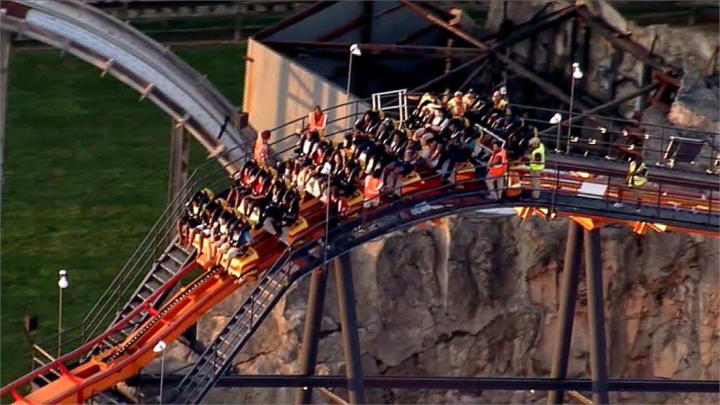 美國遊樂園雲霄飛車驚險卡半空！20名遊客全獲救
