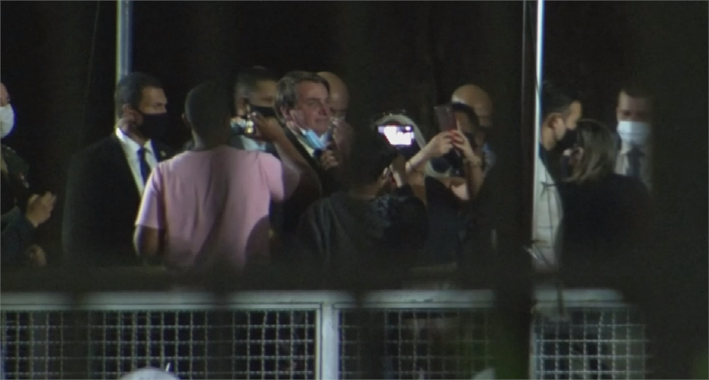 染疫巴西總統一康復 摘口罩與支持者玩自拍